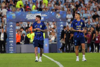 Rodrigo de Paul y Leandro Paredes con la cábala de los caramelos en la previa de los partidos de la Argentina