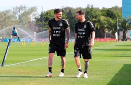 Rodrigo De Paul y Lionel Messi, con la ropa de entrenamiento de la Selección en Ezeiza en la que estaba ByBIT como sponsor