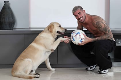 Rodrigo De Paul y su perro Rocky (Foto: Facundo Pechervsky)