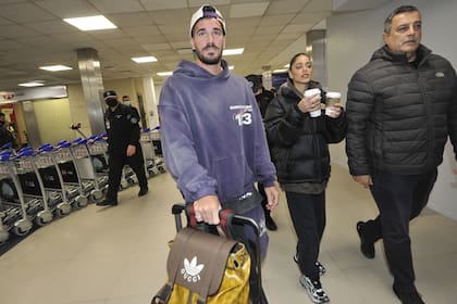 Rodrigo De Paul y Tini Stoessel volvieron a la Argentina después de unos días en España y Estados Unidos
