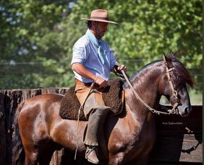 Rodrigo Diaz De Vivar es criador de caballos criollos; además participa en competiciones de la raza