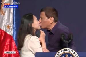 El presidente de Filipinas obligó a una mujer a darle un beso en la boca