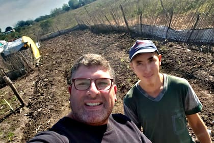 Rodrigo Farías junto a Diego Capurro, director de la escuela rural secundaria N°14 “Palmas de Yatay”, a la que concurre