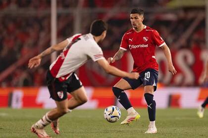 Rodrigo Fernández Cedrés, cabeza levantada, en un choque con River