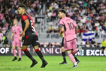 Rodrigo Fernández Cedrés, con la 5 de Newell's; detrás, Lionel Messi