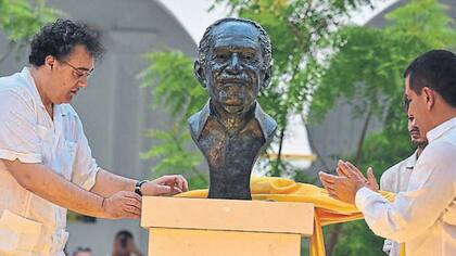 Rodrigo García Barcha (izq.) descubrió el busto