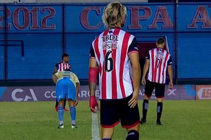 Rodrigo Insua espera por el inicio del segundo tiempo con un vendaje en su mano y codo izquierdo; el lateral rompió un vidrio en el vestuario durante el entretiempo