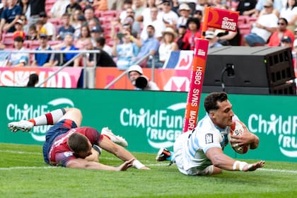 Rodrigo Isgró le hizo este try a Gran Bretaña y hoy será parte de dos encuentros de Pumas 7s en Madrid, ante Francia y Australia, en pos de acceder a los cuartos de final.