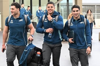 Rodrigo Isgró, Santiago Chocobares y Santiago Carreras, el día de la llegada a Edimburgo