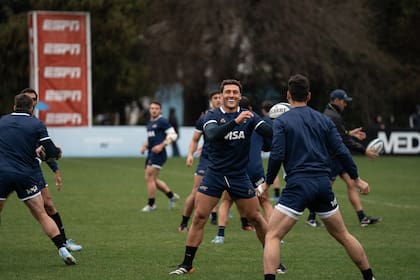 Rodrigo Isgró sonríe, durante un entrenamiento de Los Pumas antes de enfrentar a Australia
