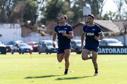 Rodrigo Isgró y Santiago Carreras, durante un entrenamiento previo al partido entre Los Pumas y los Wallabies