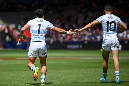 Rodrigo Isgró y Tobías Wade festejan uno de los tantos de los Pumas 7's en la etapa clasificatoria de Toulouse