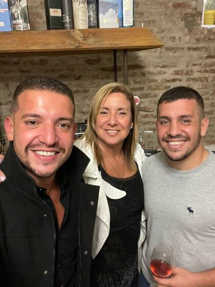 Rodrigo junto a su mamá Karina y su hermano Federico