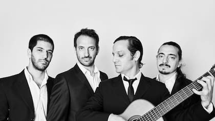 Rodrigo junto a sus compañeros de El Yotivenco, el grupo con el que toca desde hace 15 años.