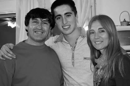 Rodrigo junto a sus padres, Celia y Fernando