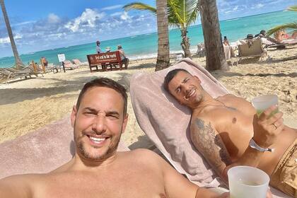 Rodrigo Lussich y su novio, Juan Pablo, en Punta Cana