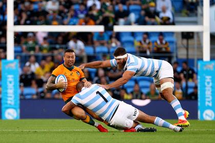 Rodrigo Martínez y Marcos Kremer cortan el avance de Quade Cooper; no obstante, Australia dominó a los Pumas en el primer tiempo de su último partido en el Rugby Championship.