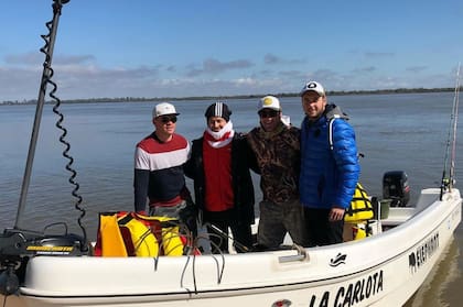 Rodrigo Mora con amigos, en una tarde de pesca