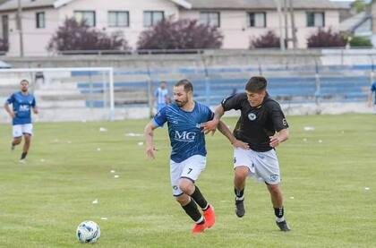 Rodrigo Mora jugando en el club Alas de Bariloche frente al Club Atlético Maronese de Neuquén en el empate 1-1 por el Torneo Regional Amateur