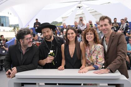 Rodrigo Moreno (el primero, a la izquierda) y parte del elenco de Los delicuentes en el estreno mundial de la película en el Festival de Cannes de mayo pasado. Allí se inició el camino internacional de la representante argentina en la carrera por el Oscar 