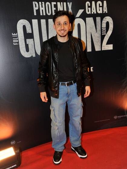 Rodrigo Noya, como siempre, posó muy sonriente para las cámaras antes de ingresar a la sala