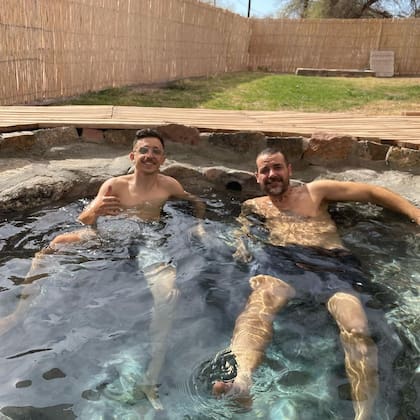 Rodrigo Noya y Pedro Alfonso disfrutando de la pileta de Santa Teresita. Foto/Instagram: @alfonsobenja