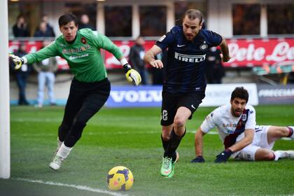 Rodrigo Palacio, en acción contra Cagliari