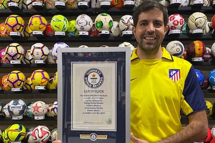 Rodrigo posa junto a la certificación de Guinness