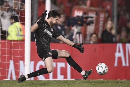 Rodrigo Rey, con sus piernas estiradas, desvía una ocasión clara de gol, una imagen replicada en gran cantidad de partidos desde su llegada a Independiente