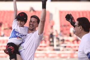 Rodrigo Rey salió a la cancha con su hijo y vivió un momento especial para concientizar sobre el autismo