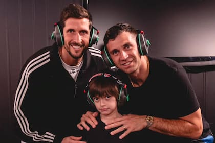 Rodrigo Rey, su hijo Benicio y Emiliano Martínez (Foto: Instagram @caindependiente)
