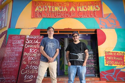 Rodrigo Rojas (izq) y Aaron Nacer, fundadores del centro cultural y social La Quadra