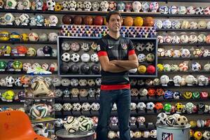 Rodrigo Romero Saldívar tiene el récord de la colección de minipelotas de fútbol más grande del mundo