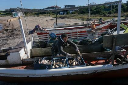 Rodrigo Ruiz tiene 23 años, a los 11 comenzó a aprender el oficio de su padre y a los 18 salió, por primera vez, a pescar. Ahora lo hace cada verano y también en invierno
