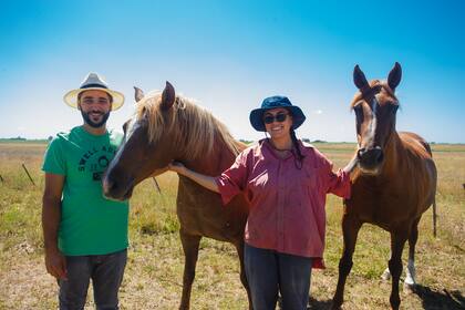 Rodrigo y Agostina, en plena recorrida por el campo.