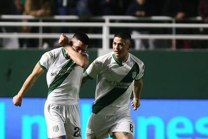 Rodríguez festeja su gol, con Quirós cerca