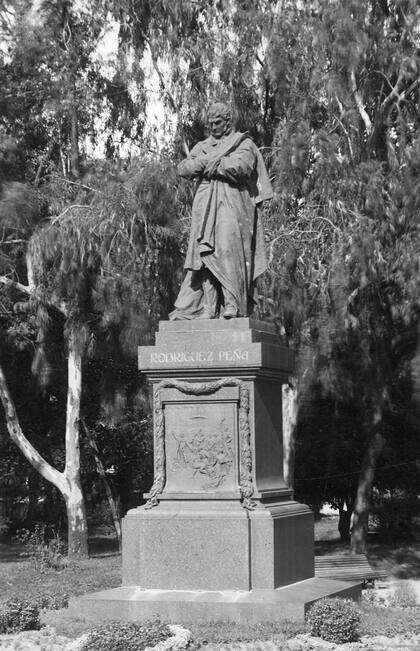 Rodríguez Peña, otra obra de Eberlein, en la plaza homónima (Callao y Marcelo T. de Alvear)