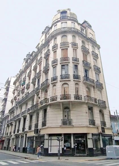 Rodríguez Peña y Sarmiento. Arquitecto (Juan) Augusto Plou.