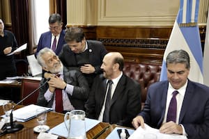 Con el empuje de siete gobernadores del PJ, el oficialismo firmó el dictamen para ampliar la Corte a 25 miembros