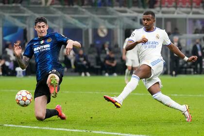Rodrygo, de Real Madrid, en una acción ofensiva ante Inter en el primer choque por el Grupo D de la Champions League 
