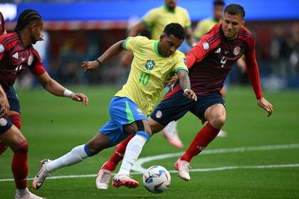 Rodrygo luce en la cancha la N°10 de Brasil, mientras que Neymar sufrió desde un palco el empate con Costa Rica