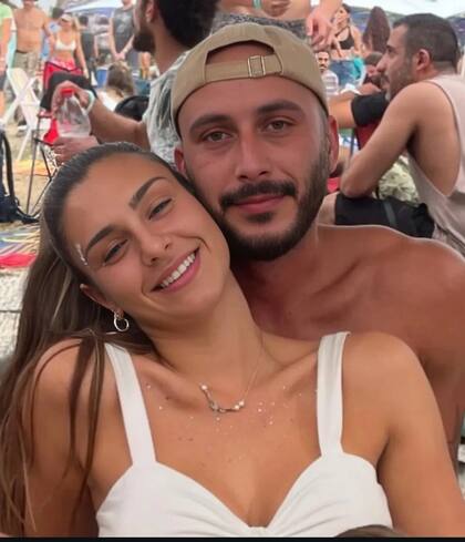 Roei Shalev junto a su novia Mapal Adam