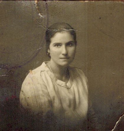 Rogelia Iglesias en 1928, cuando se disponía a viajar a la Argentina desde el norte de España. Estudió repostería en Buenos Aires.