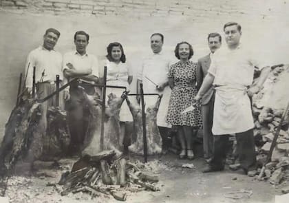 Rogelia, la abuela que da nombre al restaurante en sus épocas gastronómicas, con el costillar