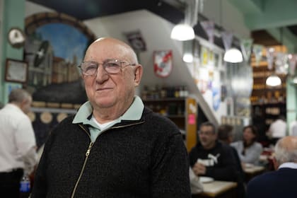 Rogelio Álvarez Pousa, a los 82, sigue abriendo todos los días a las 6 de la mañana