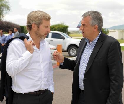 Rogelio Frigerio, ayer, con Gerardo Morales, en el cierre de la gira por el Norte