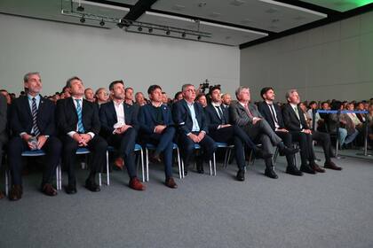 Rogelio Frigerio fue el anfitrión en Paraná. Estuvieron Axel Kiciloff (Buenos Aires), Ignacio Torres (Chubut), Sergio Ziliotto (La Pampa), Maximiliano Pullaro (Santa Fe) y Raúl Jalil (Catamarca).