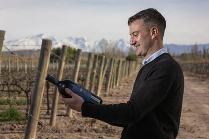 Rogelio Rabino, director de enología y viticultura de la bodega Flichman con una botella del blend tinto BONVIVIR Gran Corte 2022