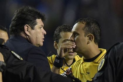 Darío Herrera, árbitro, dialoga con el boliviano Roger Bello, veedor de la Conmebol, durante el partido entre Boca y River por la Copa Libertadores 2015 que fue suspendido tras el lanzamiento de gas pimienta