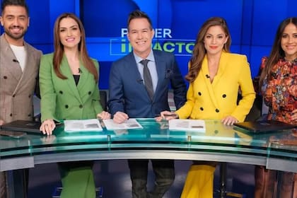 Roger Borges, en el centro, junto a Pamela Silva y el equipo de Primer Impacto